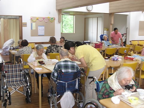 食事風景です。みんなで楽しく食べてます。